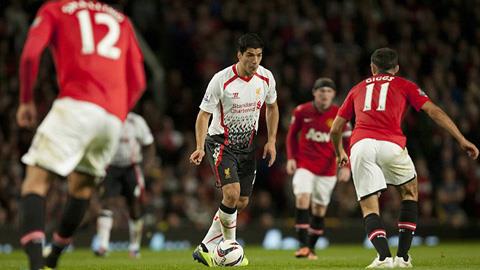 Luis Suarez (áo trắng) giữa vòng vây của các cầu thủ M.U
